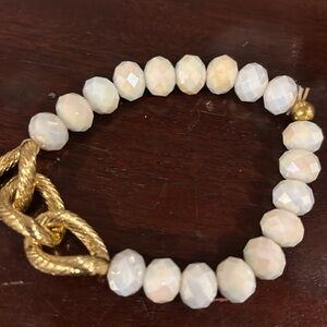 Gold Links w/White Iridescent Beads Bracelet
Stretch costume jewelry New